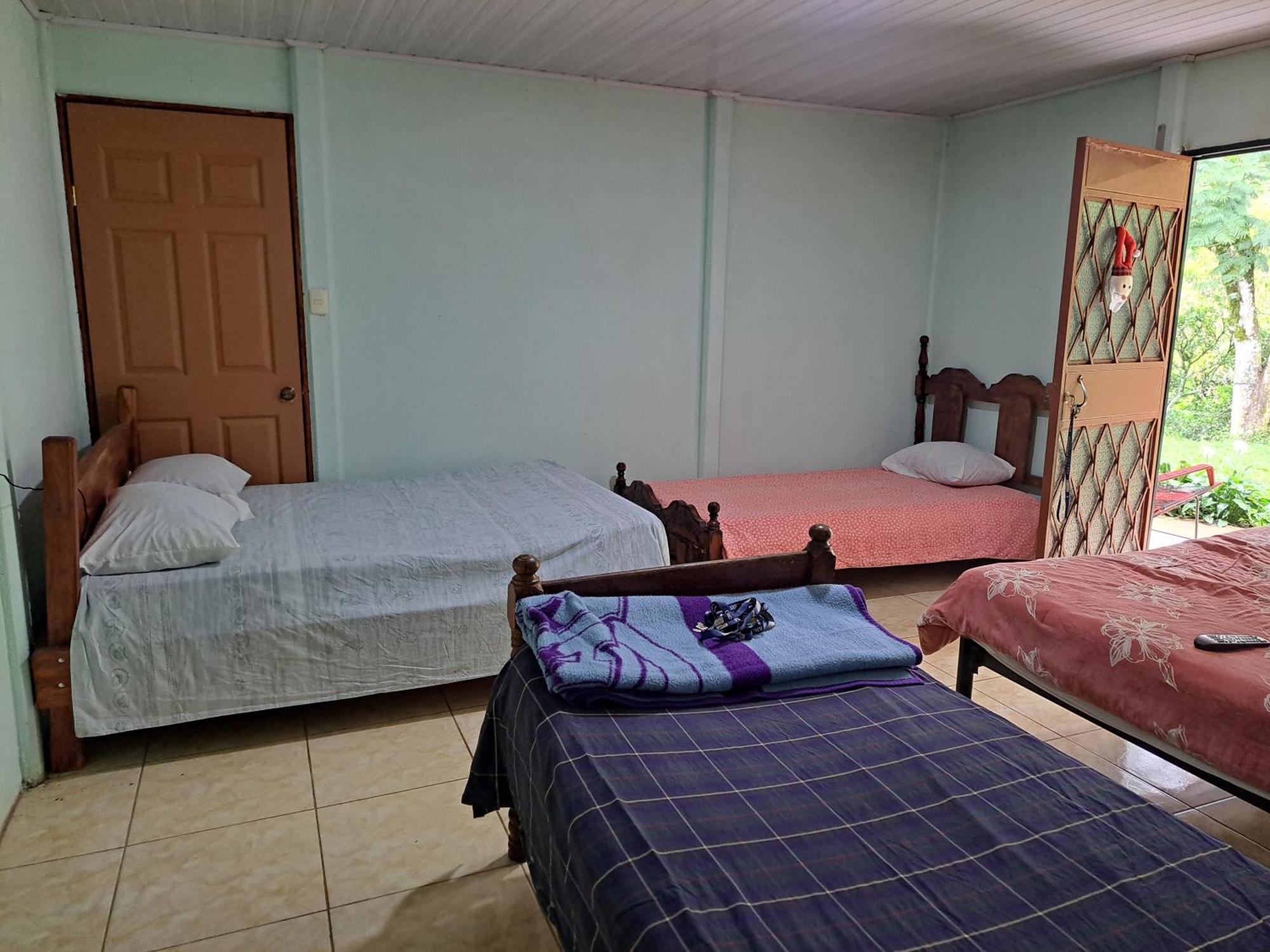 Hospedaje Luis & Ana Bed and Breakfast Pejibaye Rum bild